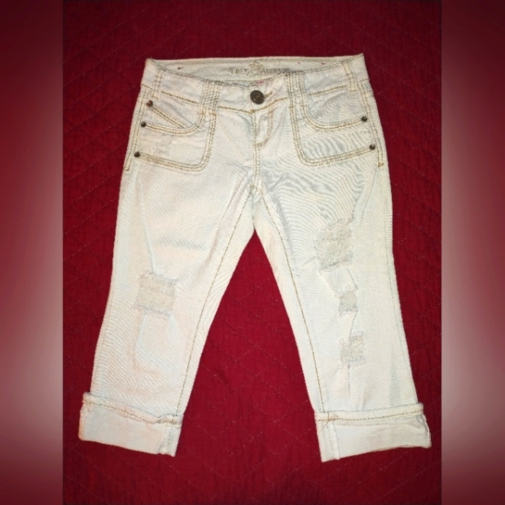 Almost Famous White Capris